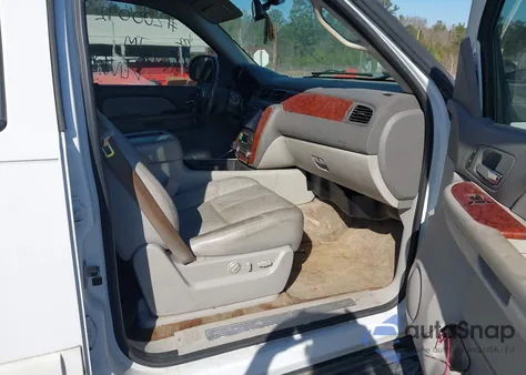 2008 Chevrolet Suburban 1500 Lt z USA, uszkodzony, nr VIN 3GNFC16038G200092